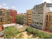 Habitación equipada con ventana con patio interior en...