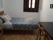 Habitación exterior con ventana a calle en piso...