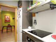 Habitación exterior con ventana con patio interior en...