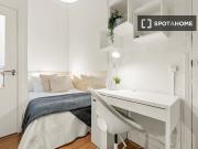 Habitación fresca en un apartamento de 9 dormitorios en...