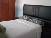 Habitación grande amueblada con baño privado y...