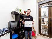 Habitación grande con balcón en un apartamento de 3...
