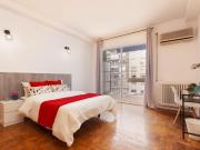 Habitación grande con balcón privado en calle Balmes