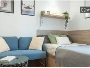 Habitación grande con escritorio en el apartamento...