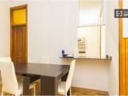 Habitación grande con escritorio en piso compartido,...
