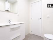 Habitación grande con escritorio en un apartamento de 13...