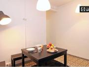 Habitación grande con escritorio en un apartamento de 4...
