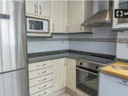 Habitación grande con escritorio en un apartamento de 6...