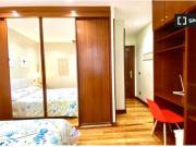 Habitación grande con una cómoda en el apartamento de 5...