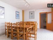 Habitación ideal con escritorio en un apartamento de 12...