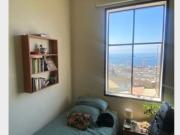 Habitación iluminada con vista a la bahía de Valparaiso