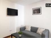 Habitación impecablemente decorada en un apartamento de...