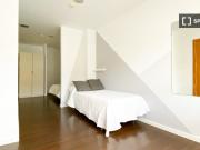 Habitación individual con baño privado y cocina...