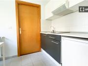 Habitación individual con baño privado y cocina...