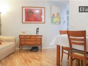 Habitación interior con armario empotrado en un...