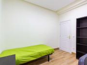 Habitación interior con armario independiente en el...