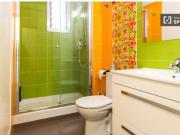 Habitación interior con armario independiente en piso...