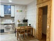 Habitación interior con armario independiente en piso...