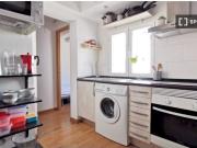 Habitación interior con armario independiente en piso...