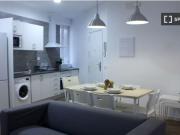 Habitación interior con calefacción en apartamento de 9...