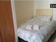 Habitación interior con cómoda en apartamento de 3...