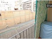 Habitación interior con cómoda en piso compartido, Eixample