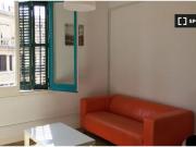 Habitación interior con cómoda en un apartamento de 6...