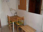 Habitación interior con estantería en apartamento de 4...