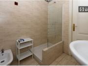 Habitación interior con estantería en piso compartido,...