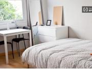 Habitación interior con ventana, patio interior en piso...