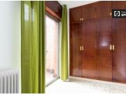 Habitación íntima con armario empotrado en el...