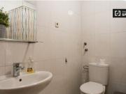 Habitación íntima con armario independiente en un...