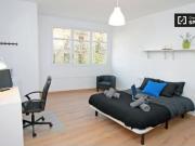 Habitación íntima con balcón en piso compartido, Eixample