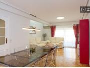 Habitación íntima con escritorio en el apartamento de 5...