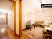 Habitación íntima con escritorio en un apartamento de 5...