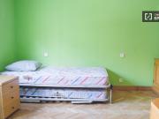 Habitación íntima en piso de 4 habitaciones en Moncloa,...