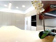 Habitación luminosa con amplio espacio de almacenamiento...