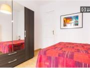 Habitación luminosa con amplio espacio de almacenamiento...