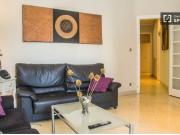 Habitación luminosa con armario independiente en un...