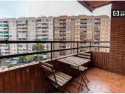 Habitación luminosa con armario independiente en un...