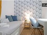 Habitación luminosa con armario independiente en un...