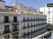 Habitación luminosa con balcón en piso compartido,...