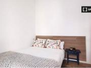 Habitación luminosa con balcón en un apartamento de 4...