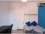 Habitación luminosa con balcón en un apartamento de 4...