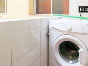 Habitación luminosa con balcón en un apartamento de 5...