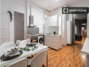 Habitación luminosa con balcón en un apartamento de 7...