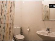 Habitación luminosa con calefacción en un apartamento de...