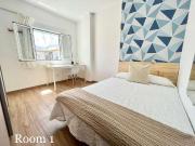 Habitación luminosa con cama doble, armario XXL y TV 32'