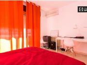 Habitación luminosa con cama doble en alquiler en Centro