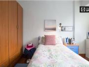 Habitación luminosa con cómoda en el apartamento de 3...